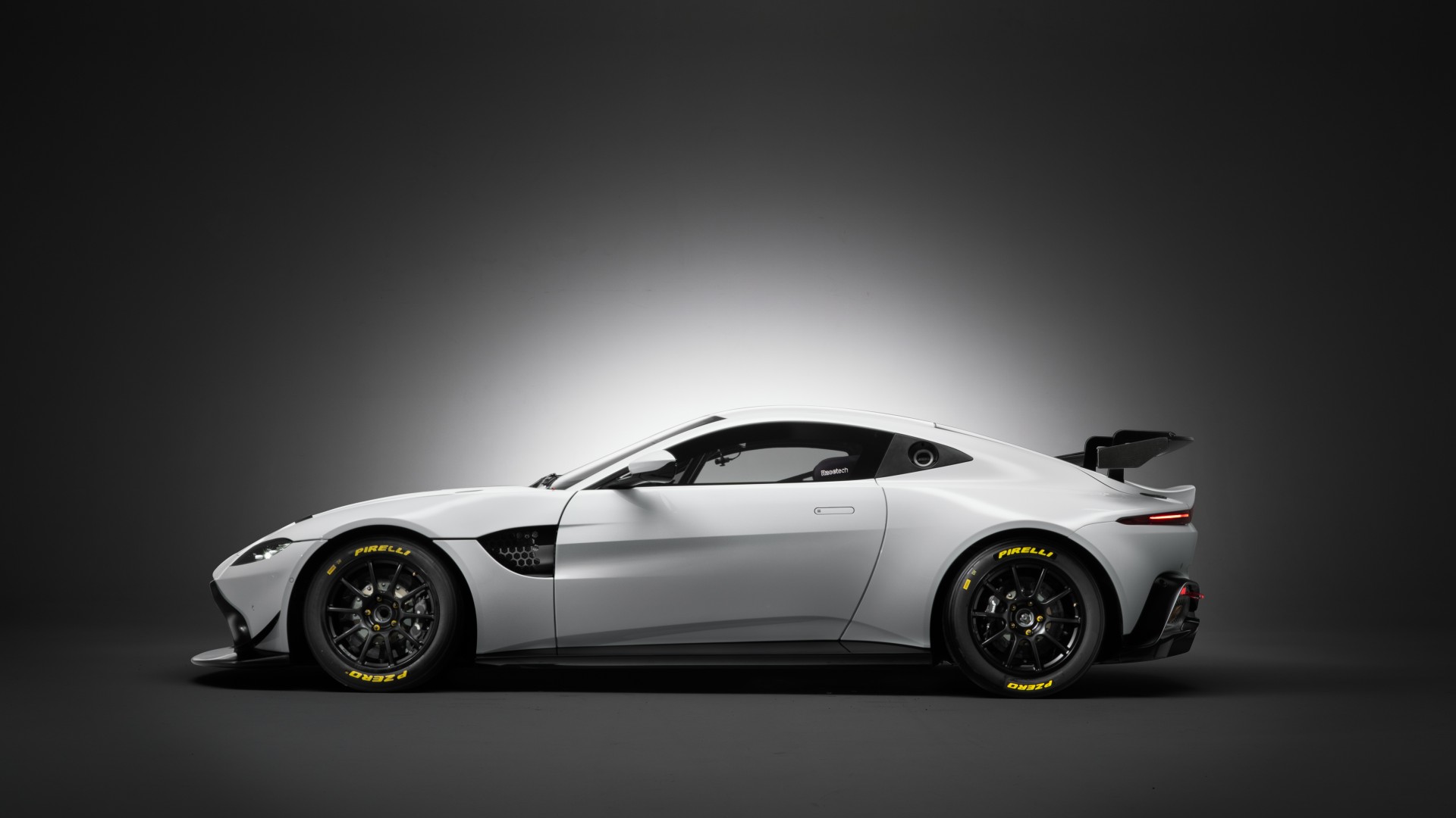 Aston martin gt4