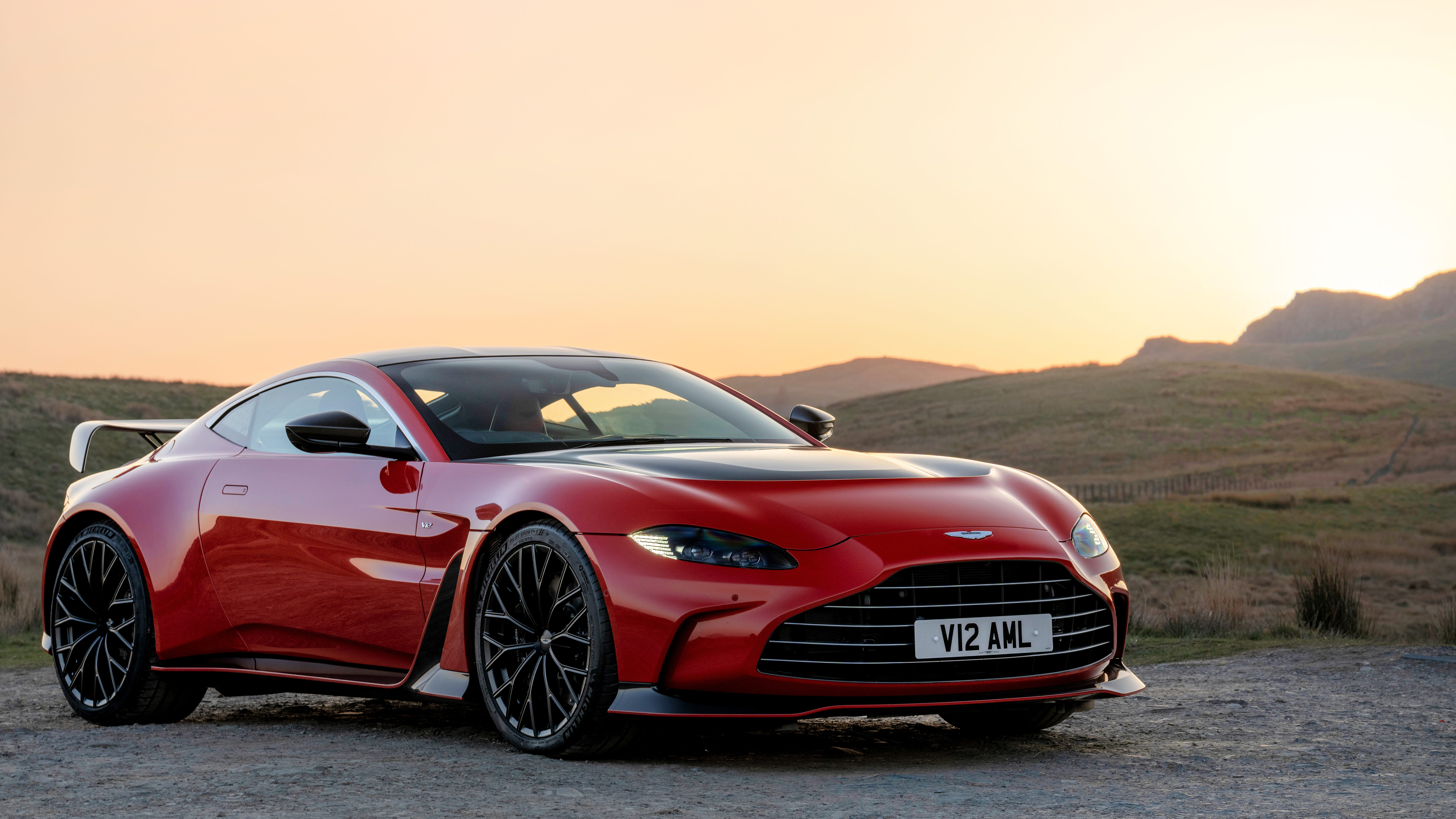 Лучшая машина цена качество 2023. Aston Martin v12 Vantage 2023. Aston Martin v12 Vantage s.