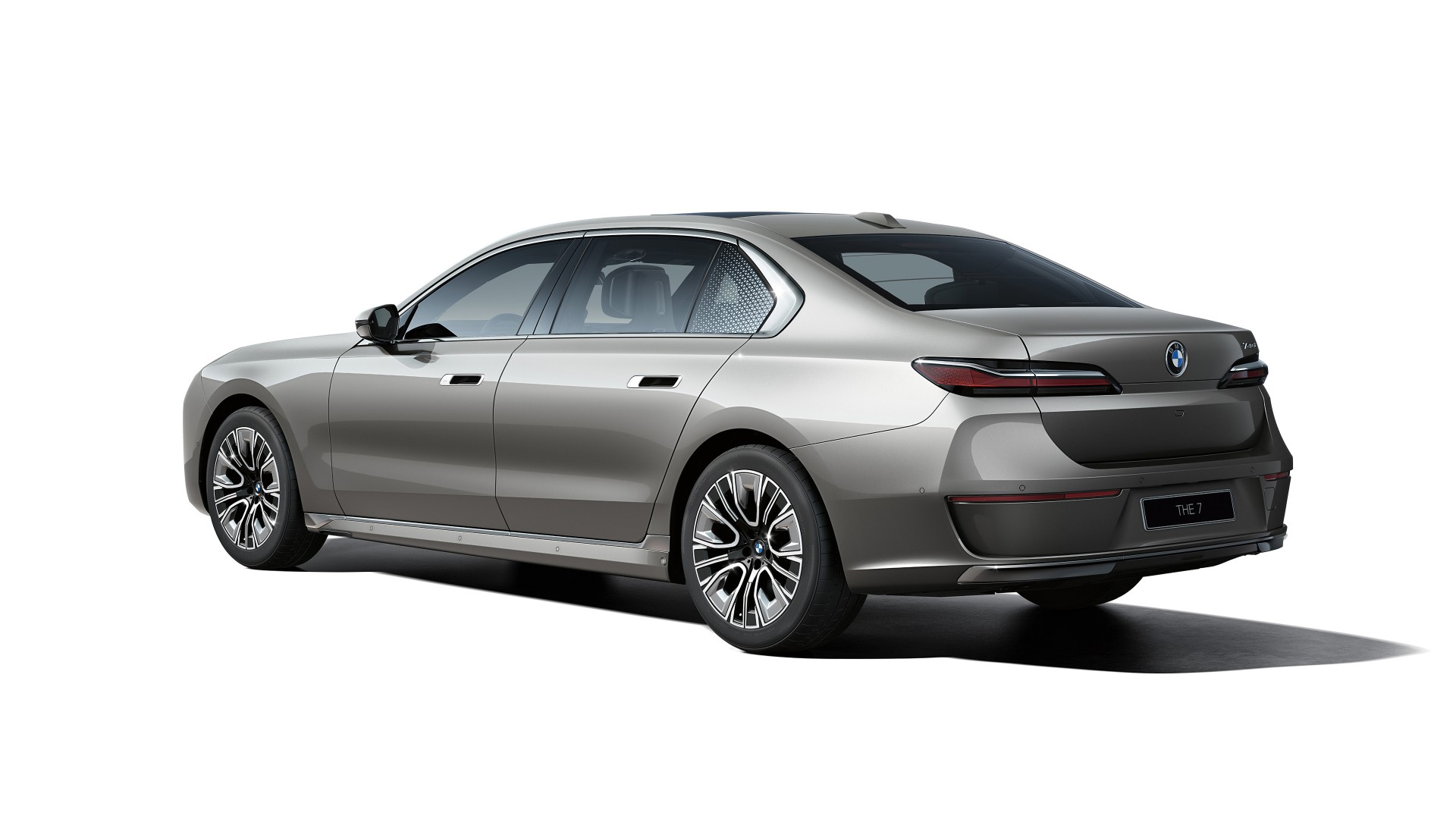 Бмв 740i 2022