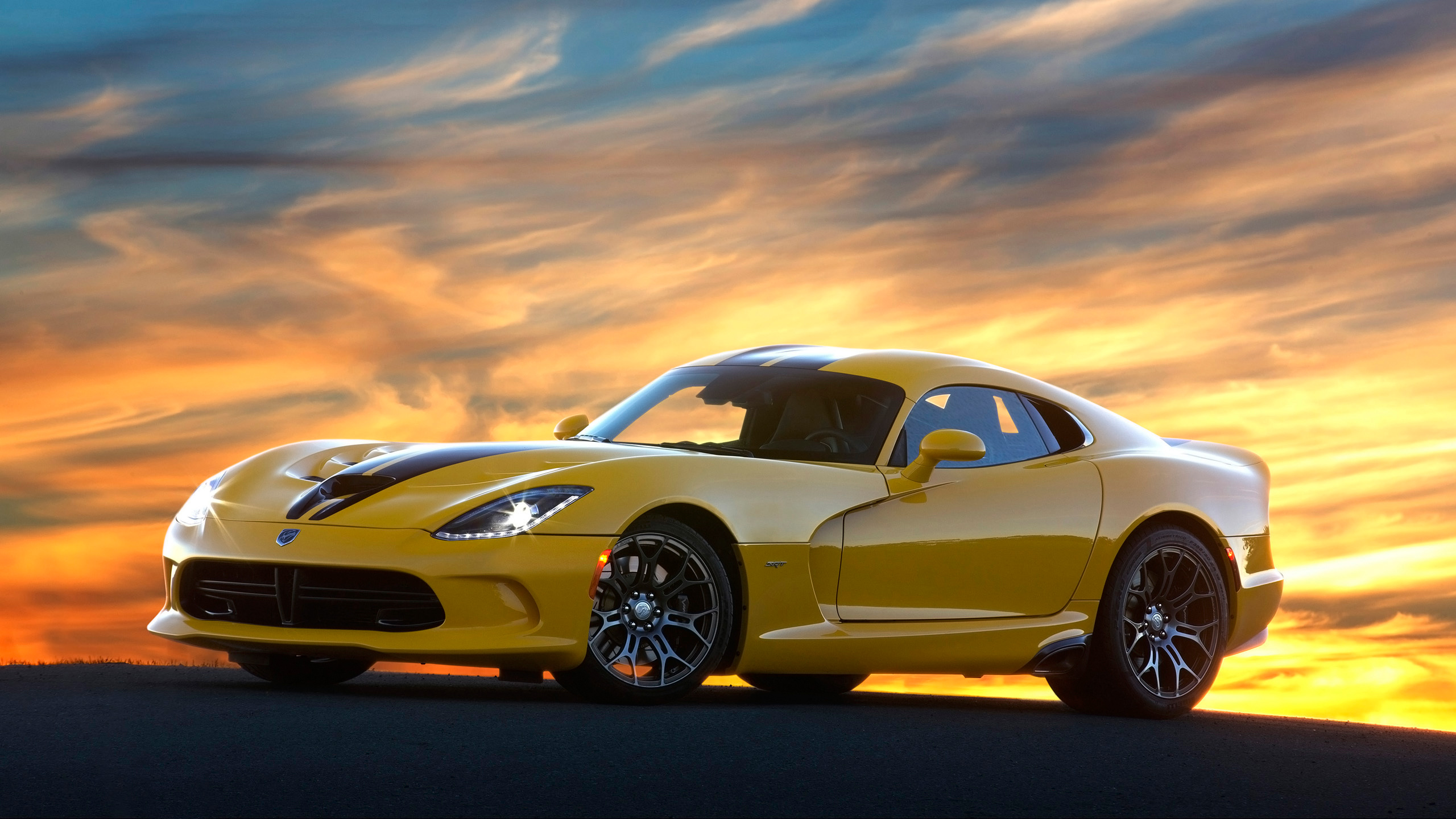 Dodge Viper закат