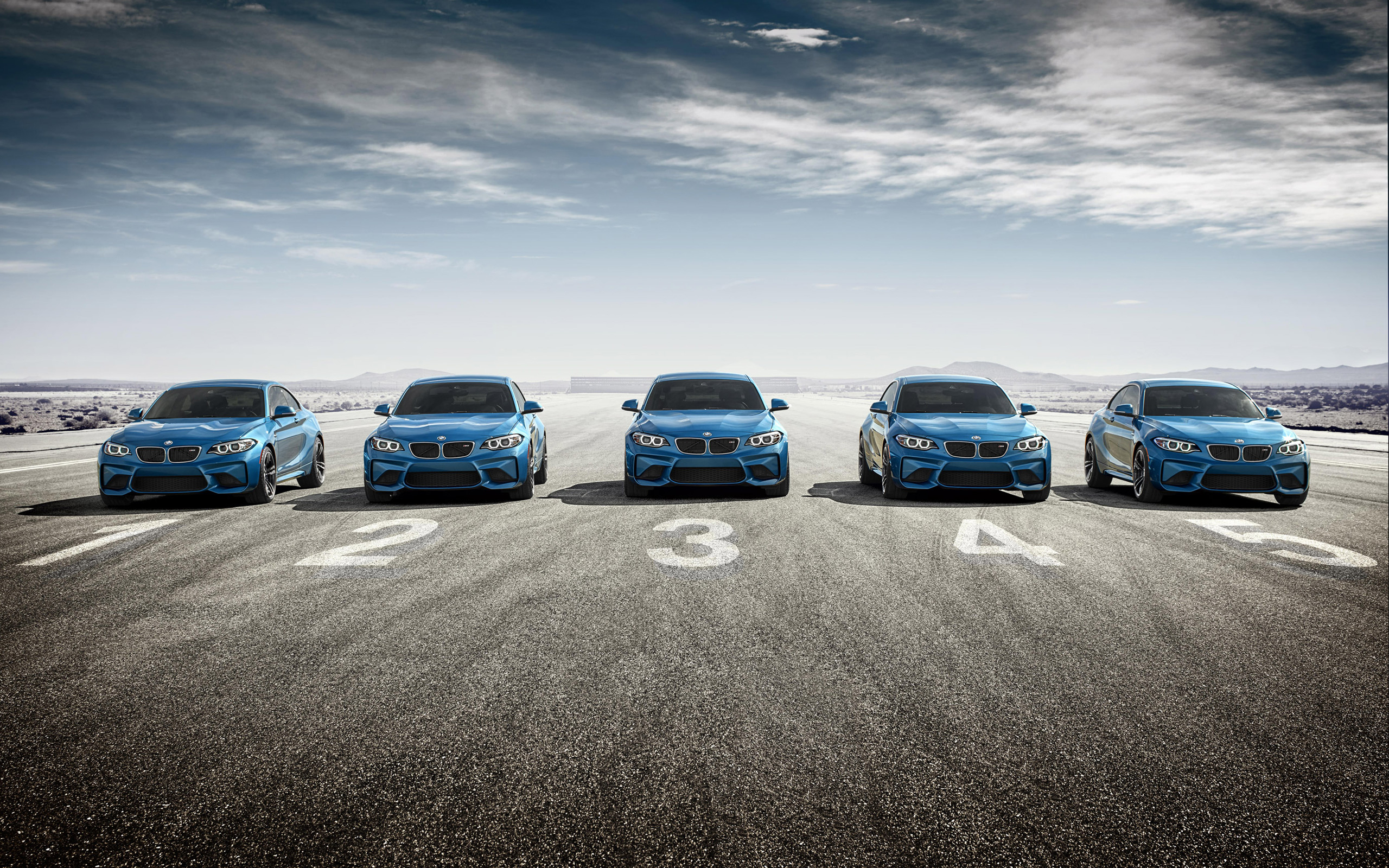 3 avto. BMW m5 Evolution. Эволюция BMW m5. BMW много машин. Машины в ряд.