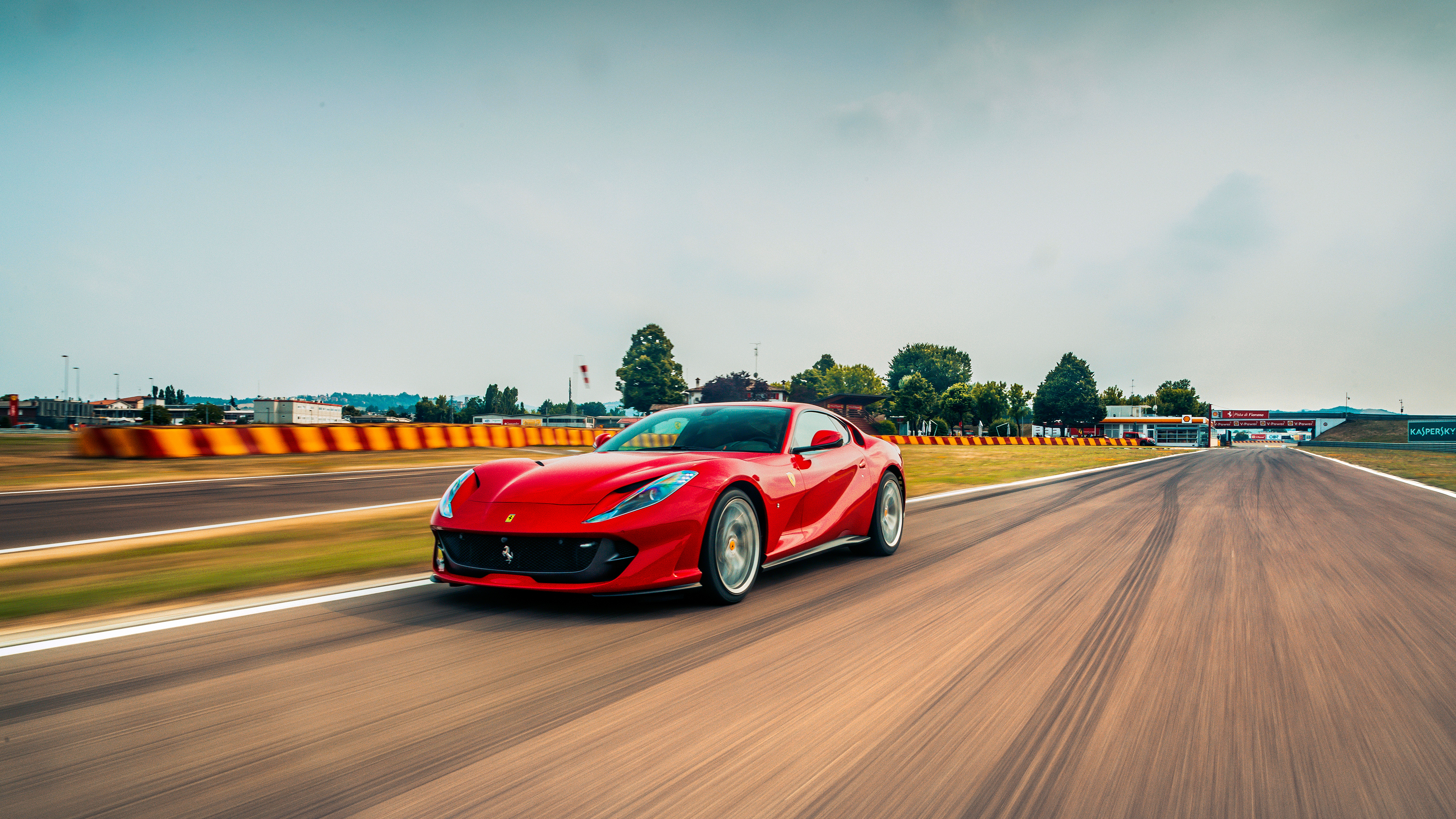 2017_ferrari_812_superfast_4k HD