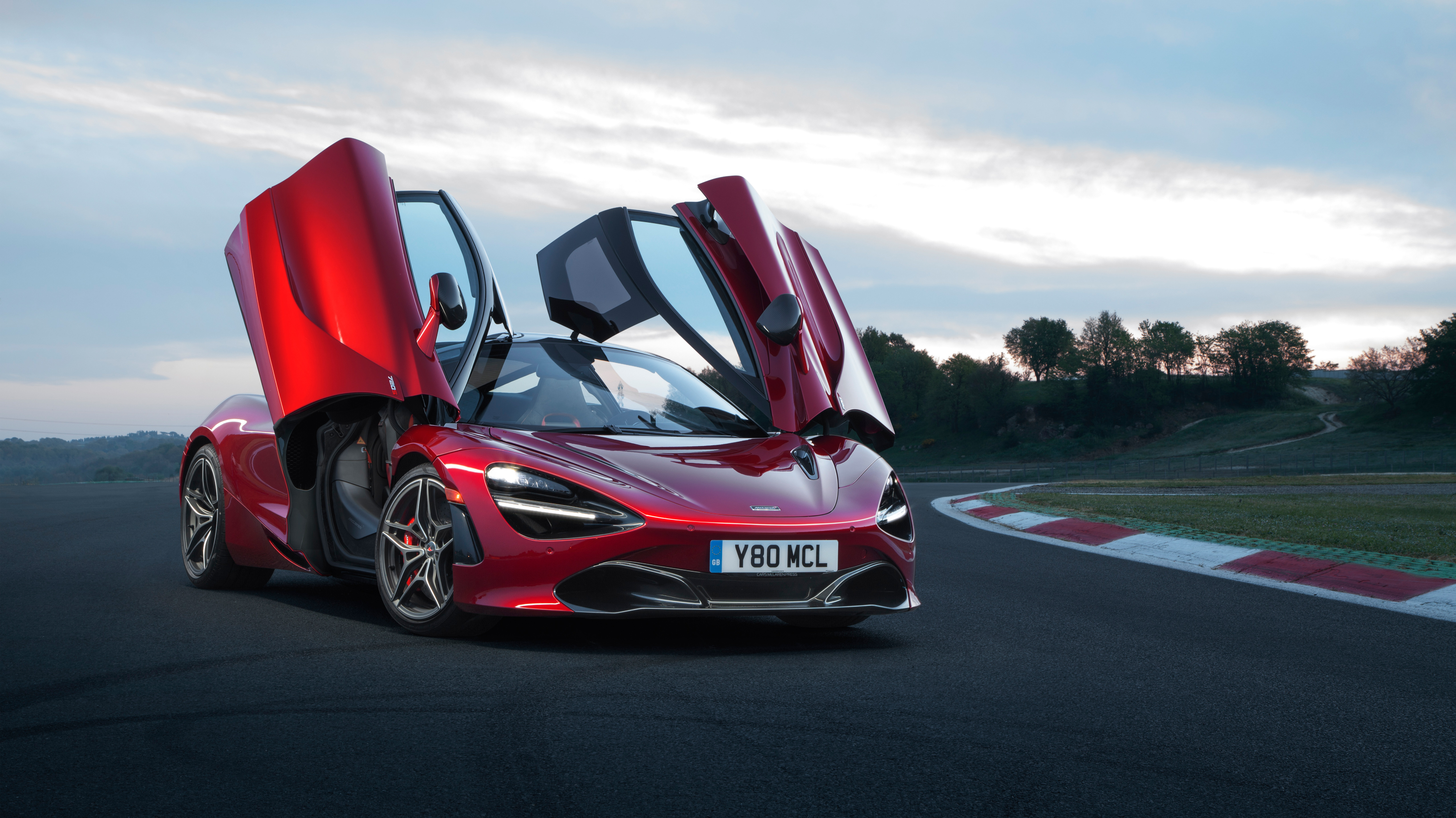 Гоночный Макларен 720s