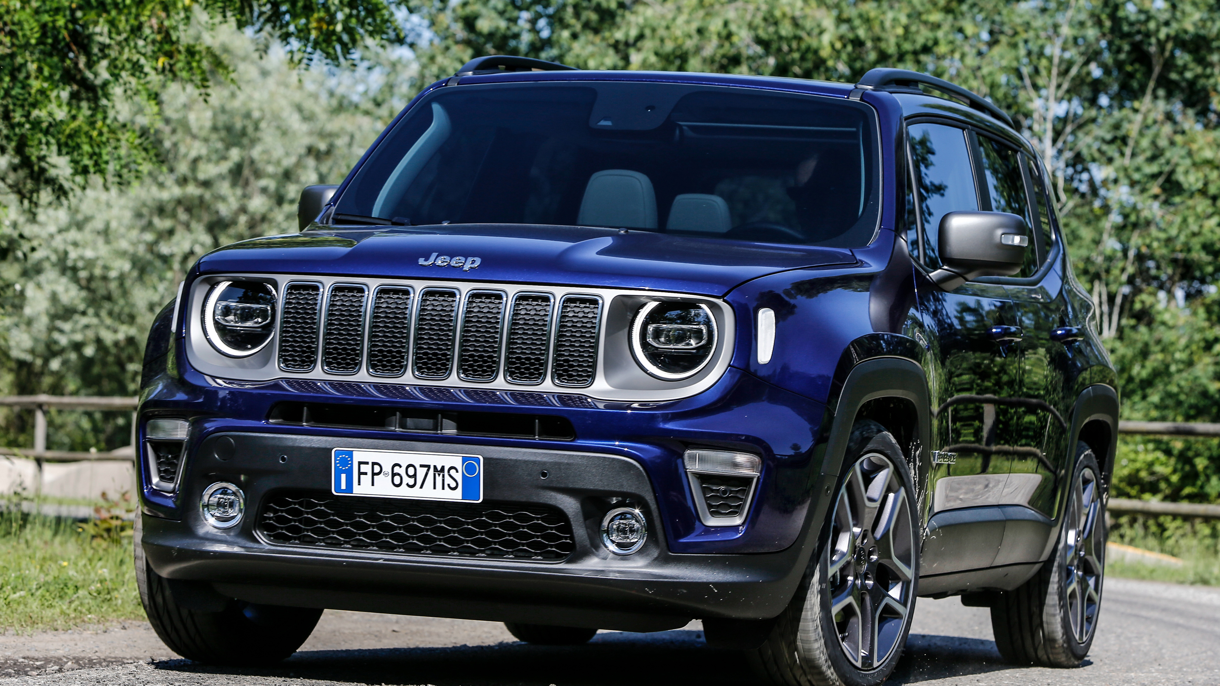 Автомобили внедорожники кроссоверы. Jeep Renegade 2018. Jeep Renegade 2019. Новый Jeep Renegade. 2021 Jeep Renegade Hybrid.