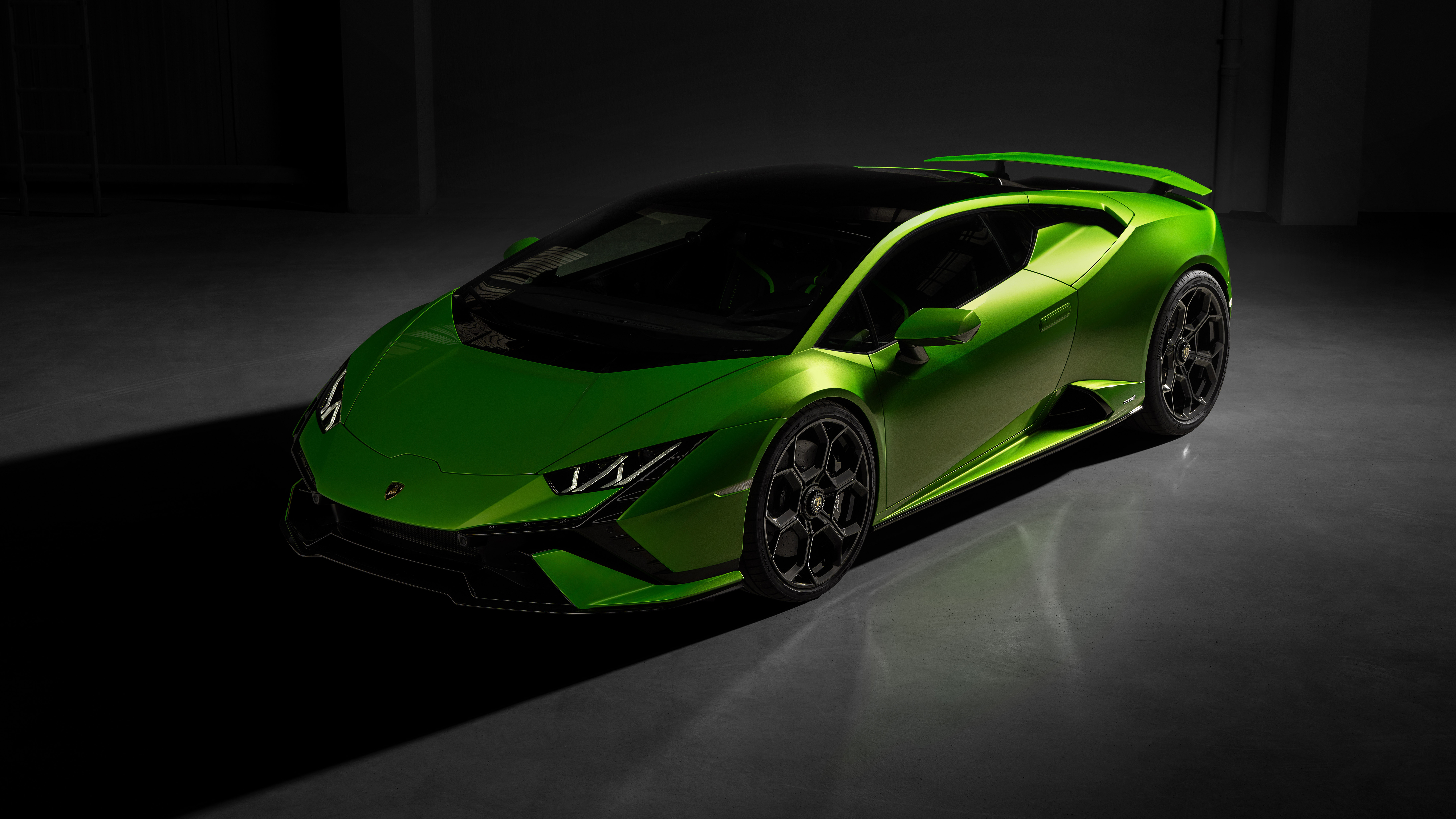 Bạn có muốn tìm hiểu về Lamborghini Huracan Tecnica 2022 - một phiên bản đặc biệt của siêu xe Lamborghini Huracan? Hãy xem hình ảnh và khám phá sự kết hợp hoàn hảo giữa hiệu suất và kiểu dáng đẹp mắt.