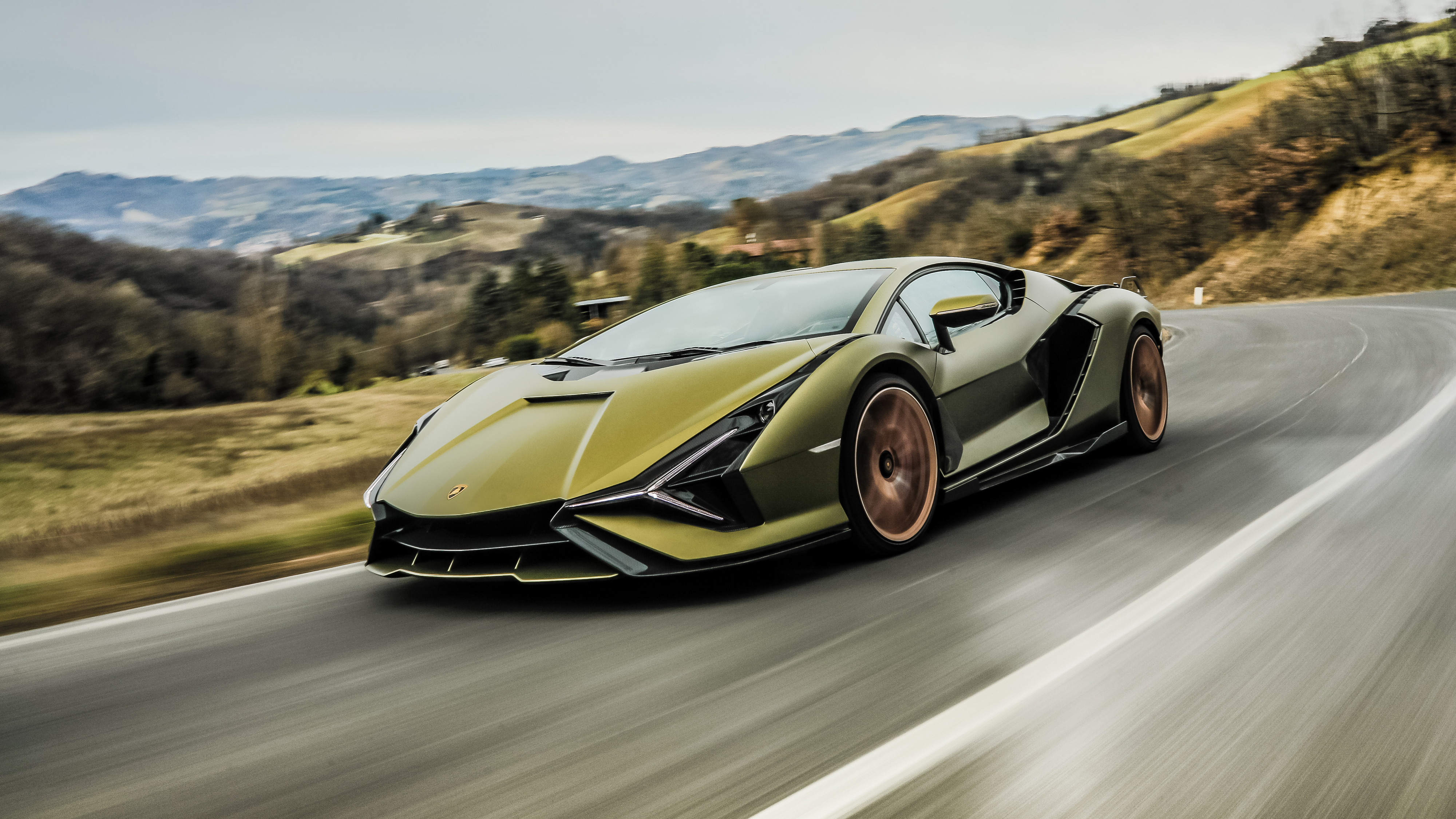Siêu xe Lamborghini Sián FKP 37 là một thiết kế độc đáo, kết hợp công nghệ tiên tiến và kiểu dáng đẹp mắt. Với khối động cơ Hybrid V12 có công suất tối đa 819 mã lực, nó có thể đạt tốc độ cao và có thể đi từ 0 đến 100 km/h chỉ trong 2,8 giây. Bạn sẽ không muốn bỏ lỡ cơ hội để nhìn thấy chiếc siêu xe này.