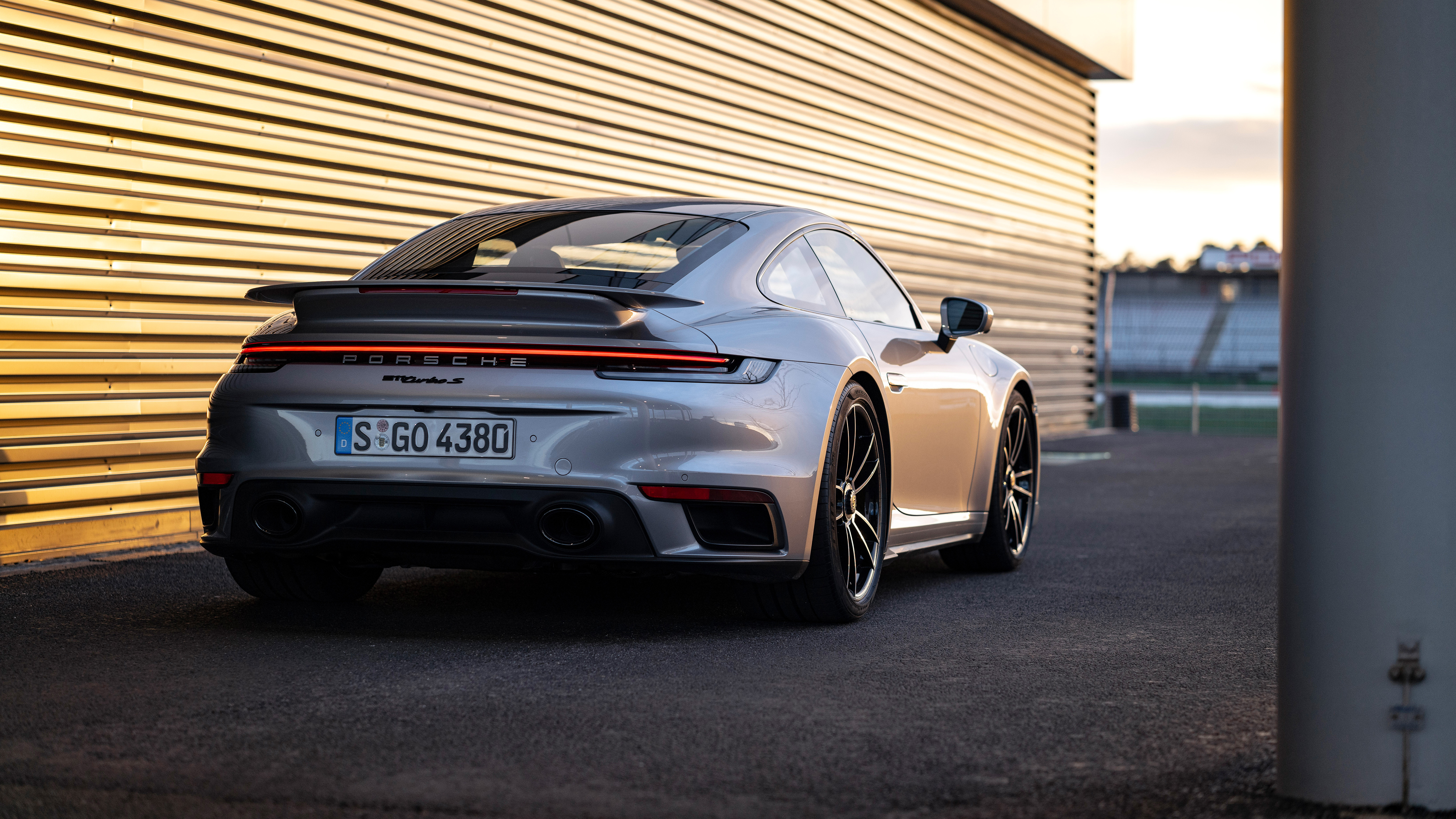 Với bức ảnh nền trang trí Porsche 911 Turbo S 2020, bạn có thể cập nhật kiến thức về dòng xe huyền thoại này và ngắm nhìn \