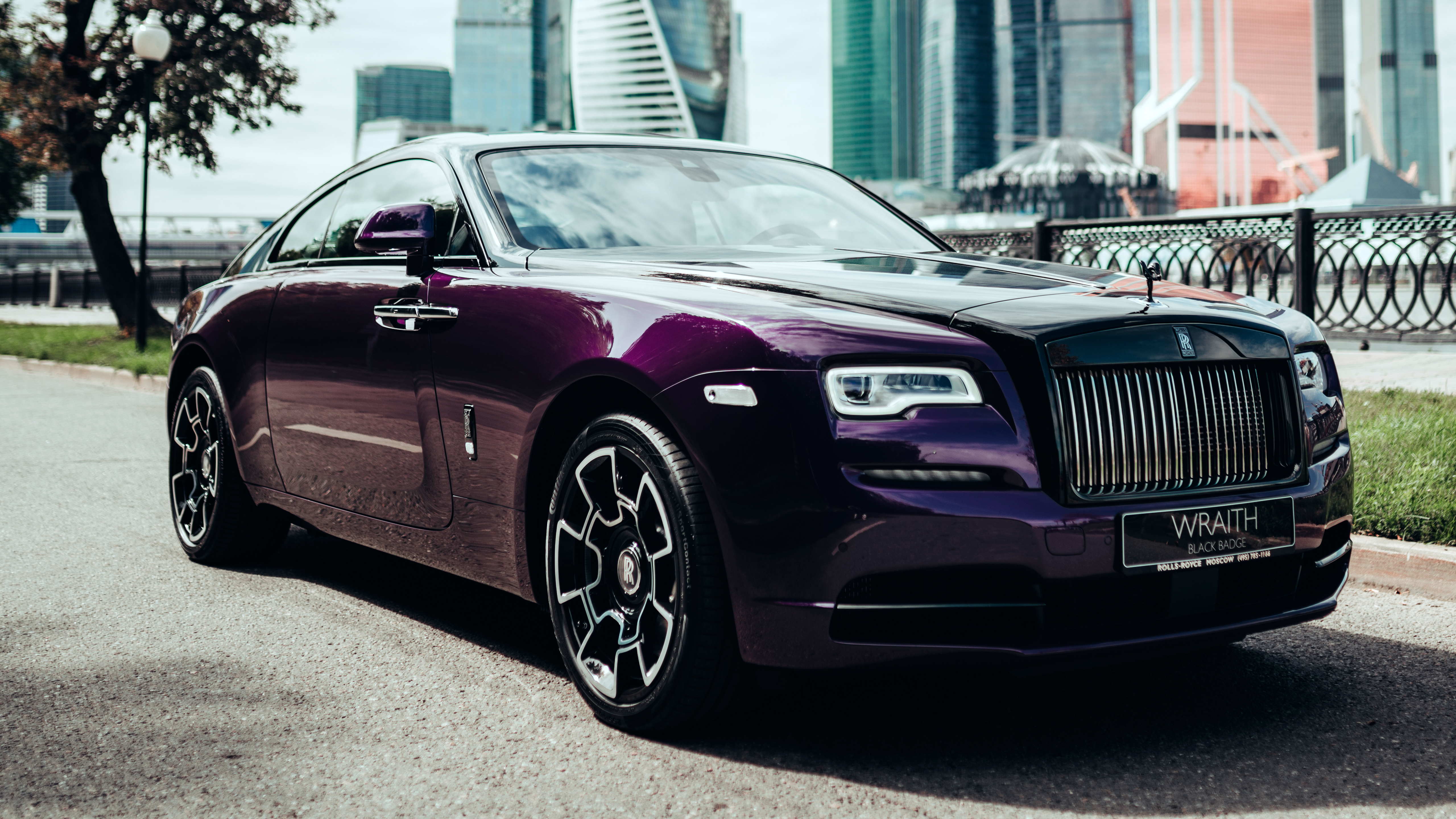 Найками роллс. Роллс Ройс 2022. Rolls Royce Wraith 2019. Rolls Royce Wraith Black badge. Rolls Royce Ghost 2021 Mansory.